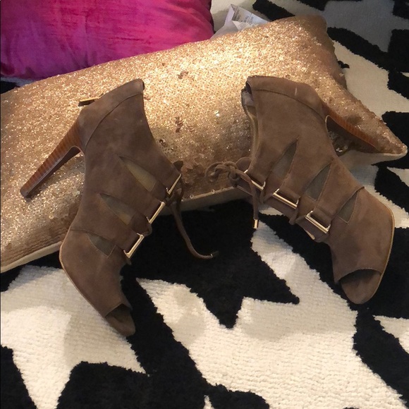 Heels - Picture 2 of 6